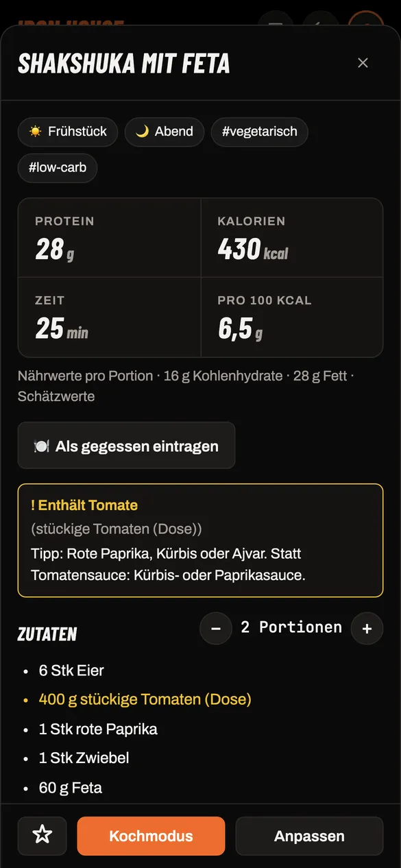 Rezept „Shakshuka mit Feta“ mit 28 g Protein pro Portion und dem Hinweis: Enthält Tomate – Tipp: Rote Paprika, Kürbis oder Ajvar.